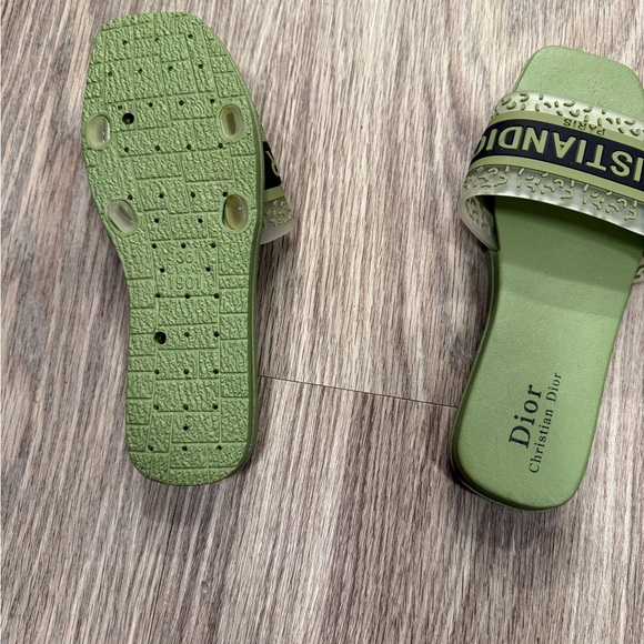 “Dior” slides - Picture 2 of 5